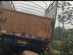 Truk Fuso Masuk Jurang di Jalan Raya Merek–Sidikalang, Sopir Diduga Mengantuk