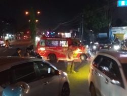 Dua Personel Polsek Medan Tuntungan Mengamankan Kenacetan Di Sp Pencawan