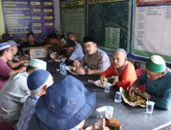 Kapolres Langkat melaksanakan Jumat Curhat dan Makan bersama dengan Abang Penarik becak serta Sampaikan Pesan Kamtibmas