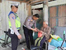 Satlantas Polres Batu Bara Berbagi Kebahagiaan di Jumat Berkah, Sasar Masyarakat Kurang Mampu di Lima Puluh