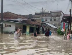 Banjir 1 Meter Rendam Kampung Lalang, Aktivitas Warga Medan Sunggal Lumpuh Total