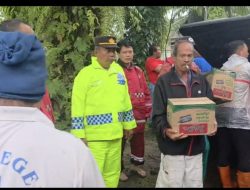 Banjir Rendam Langkat, Polres Salurkan Bantuan Sembako dan Nasi Bungkus ke Pengungsi