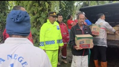 Banjir Rendam Langkat, Polres Salurkan Bantuan Sembako dan Nasi Bungkus ke Pengungsi