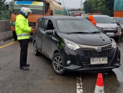 Sat Lantas Polres Pelabuhan Belawan Terapkan Contra Flow Akibat Banjir 1 Meter di Ruas Tol Arah Belawan