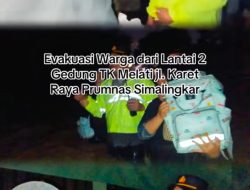 Kapolsek Medan Tuntungan Iptu Syawal Sitepu dan Personel Sigap Evakuasi Warga dari Lantai 2 Gedung TK Melati