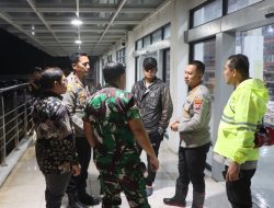 Full Team! Kapolrestabes, Wali Kota Rico Waas, dan Ade Jona Kompak Tinjau Posko Banjir Tengah Malam