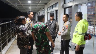 Full Team! Kapolrestabes, Wali Kota Rico Waas, dan Ade Jona Kompak Tinjau Posko Banjir Tengah Malam
