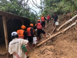 Brimob Polda Sumut Tempuh Jalur Terjal, Gendong Bantuan Demi Warga Terisolir Taput