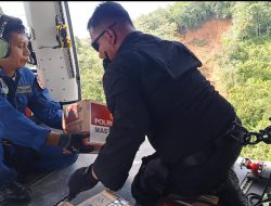 Polri Lakukan Air Drop Logistik di Tiga Titik Terisolasi Taput–Tapteng, Pastikan Bantuan Tetap Sampai