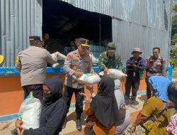 ​​Kapolda Sumut dan Pangdam I/BB Turun Langsung Bagikan Beras untuk Korban Bencana di Tapanuli Tengah