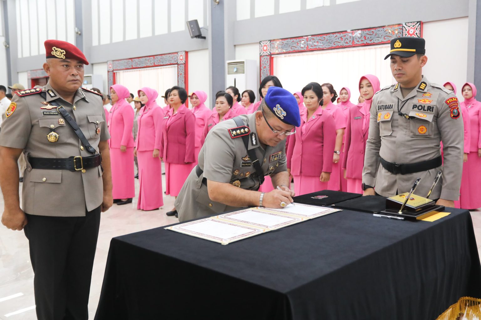 Kapolda Sumut, Irjen Pol Whisnu Hermawan Februanto melantik jabatan Direktur Reskrimsus kepada Kombes Pol Rudi Rifani menggantikan Kombes Pol Andry Setiawan.