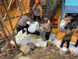 Intruksi Kapolri Dilaksanakan Kapolda Sumut : Bantu Bangun Jembatan Yang Rusah Akibat Bencana Alam