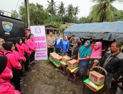 Ketua Cabang Bhayangkari Polres Sergai Ringankan Beban Korban Banjir