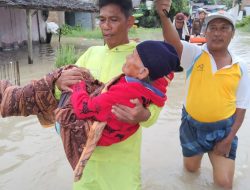 Aiptu Hendra Polsek Firdaus di Tengah Banjir Serdang Bedagai Menggendong Lansia