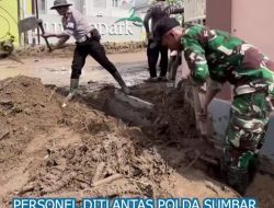 Ditlantas Polda Sumbar Cepat Tanggap Bantu Korban Banjir Bandang di Lubuk Minturun