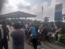 Hari ke 4 Pasca Banjir, SPBU Laucih Dipadati Kendaraan, Personel Polsek Medan Tuntungan Turun Amankan Antrean