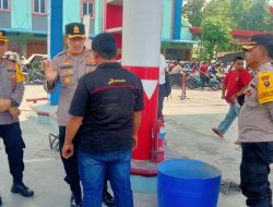 Kapolres Binjai Cek Langsung Lokasi SPBU Serta Bagikan Air Mineral Kepada Masyarakat Yang Sedang Antri BBM