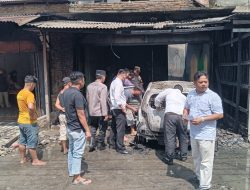 Satu Unit Mobil Hangus Terbakar, Polri dan Warga Sigap Padamkan Api di Sei Rampah