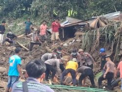 Brimob Polda Riau Temukan Ibu dan Anak Korban Banjir Bandang di Palembayan