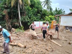 Polda Sumut Hadir Membantu Membersihkan Sekolah dan Masjid Terdampak Longsor di Garoga