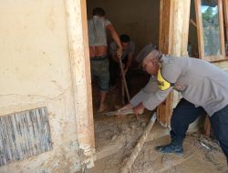 Bhabinkamtibmas dan Babinsa Bantu Warga Bersihkan Rumah Pasca Banjir dan Longsor di Sibolga Selatan