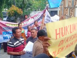 Ratusan Massa Geruduk Kantor Pengadilan Tinggi Medan Jalan Ngumban Surbakti.