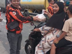 H-1 Ramadhan 2026, Ketua PAC dan Ketua Ranting Ladang Bambu Berbagi Takjil kepada Masyarakat