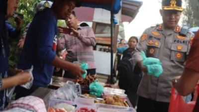 Dukung UMKM, Polres Tanah Karo Awali Bagi Takjil dengan Aksi Borong Dagangan Pedagang