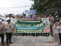 Ramadhan Penuh Berkah, Polsek Teluk Mengkudu–Firdaus Berbagi Takjil kepada Masyarakat