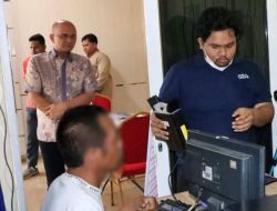 Verifikasi Identitas PPKS, Camat Medan Tuntungan Dampingi Tim URC Dinsos Gunakan Pemindai Iris Mata