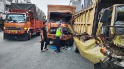Diduga Kurang Konsentrasi, Truk Box Tabrak Dua Dump Truk yang Sedang Antre Solar di Jalan Medan–Tebing Tinggi